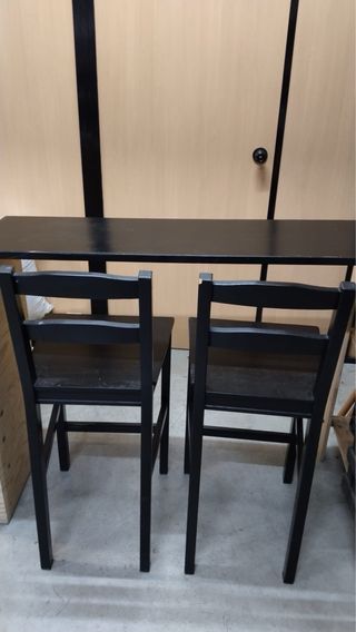 Mesa y dos sillas alta