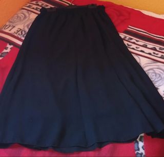 Falda larga negra de mujer.