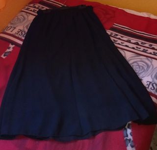 Falda larga negra de mujer.
