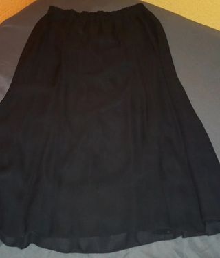 Falda larga negra de mujer.