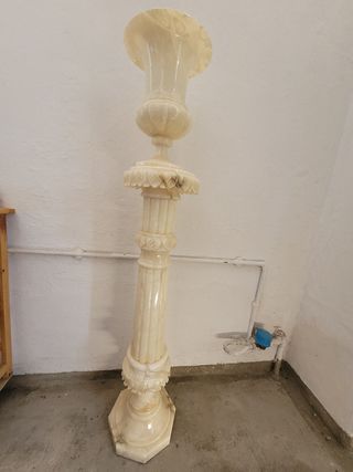 Columna antigua de mármol alabastro