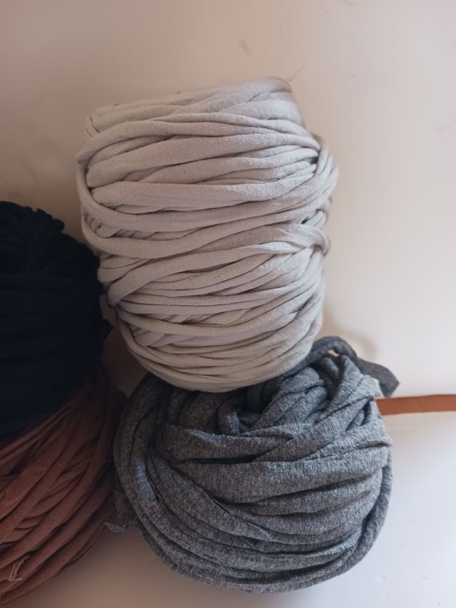 Lote de ovillos variados de trapillo