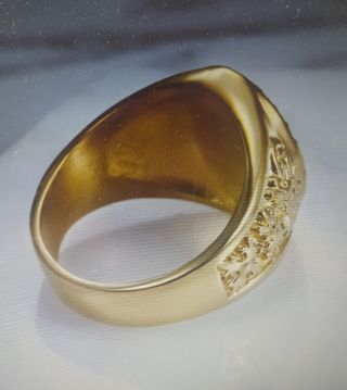 Anillo de joyería bañado en oro