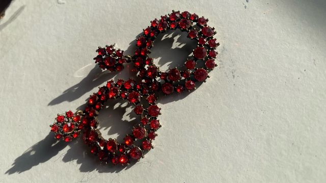 Brincos de festa vermelhos