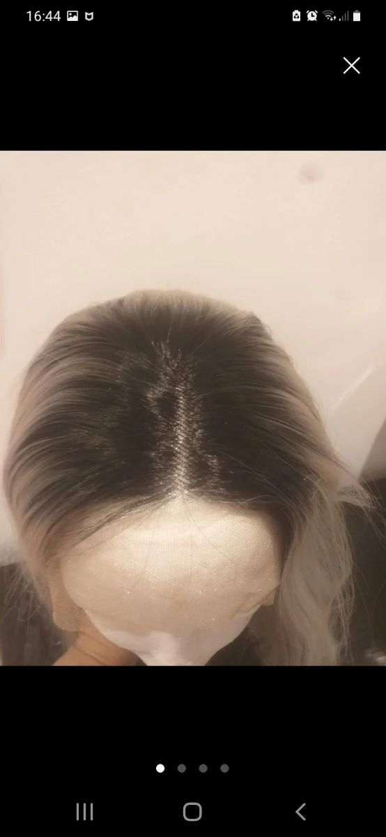 Peluca de pelo blanco y raíz negra moderna
