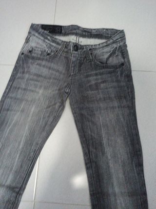 Pantalones vaqueros talla 34.