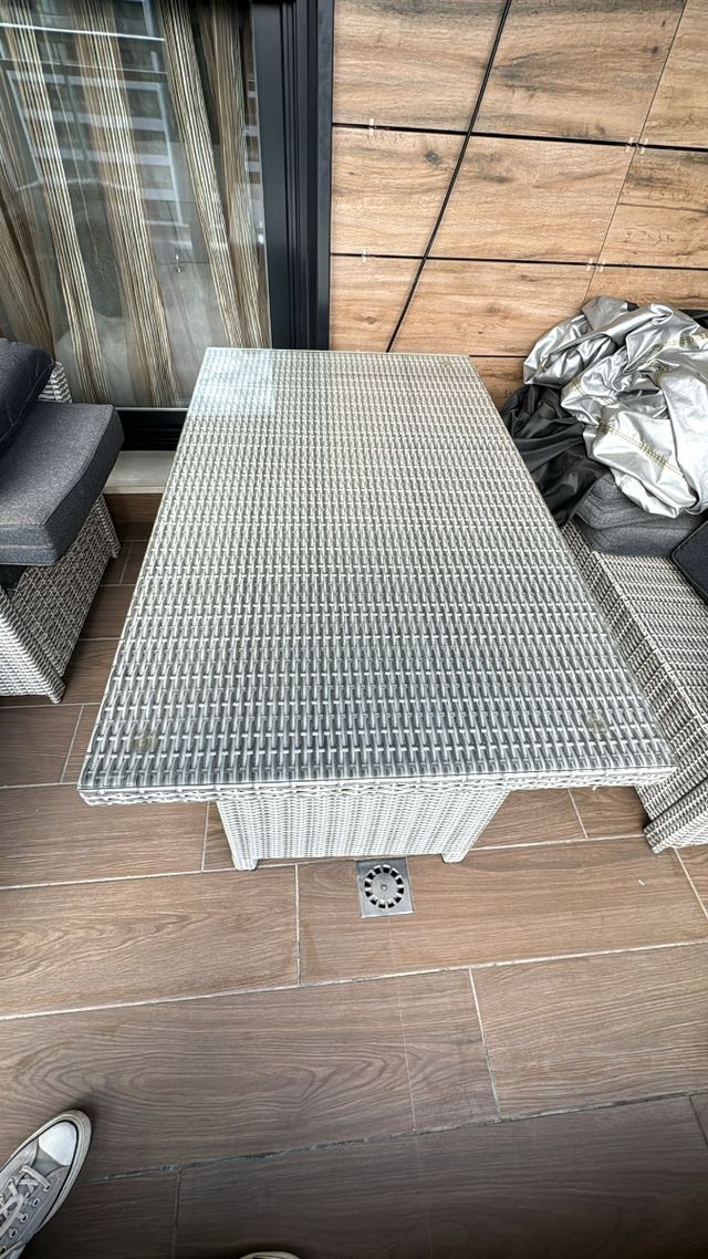 Mesa terraza con tapa de cristal.