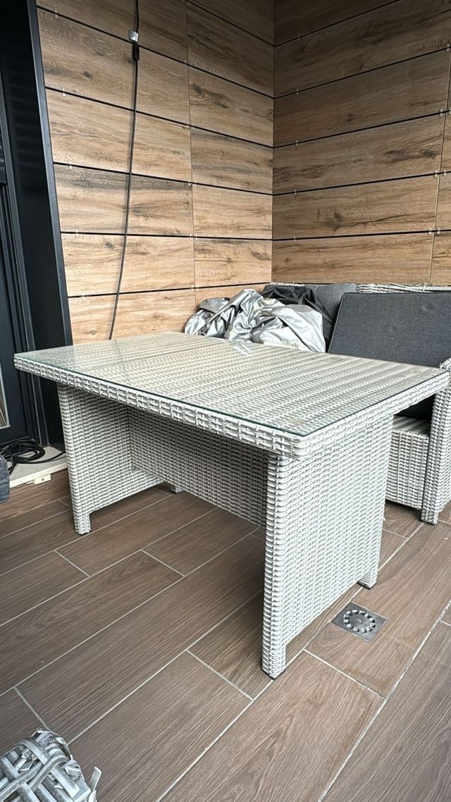 Mesa terraza con tapa de cristal.