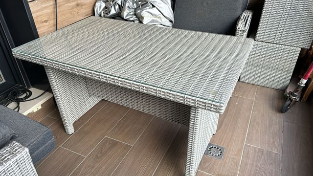 Mesa terraza con tapa de cristal.