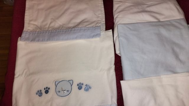 Minicuna, colcha y sábanas