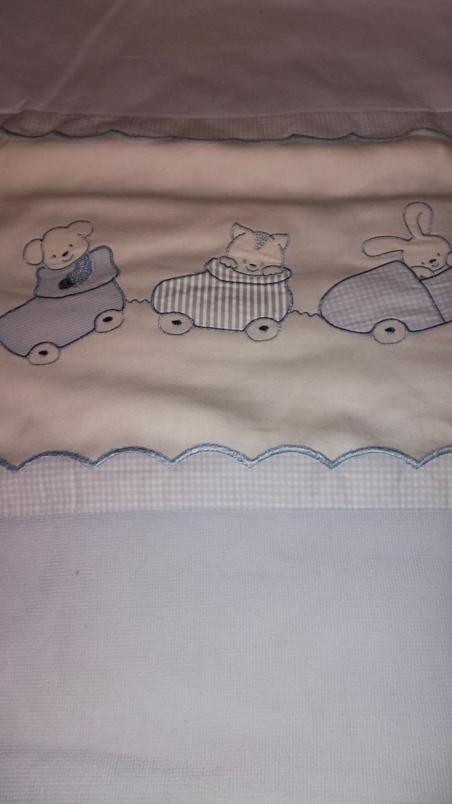 Minicuna, colcha y sábanas