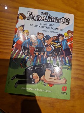 Los Futbolísimos 1: El misterio de los árbitros dormidos (Spanish Edition)