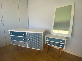 Cómoda, mesilla y espejo para habitación infantil