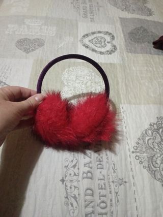 Scalda orecchie ragazza