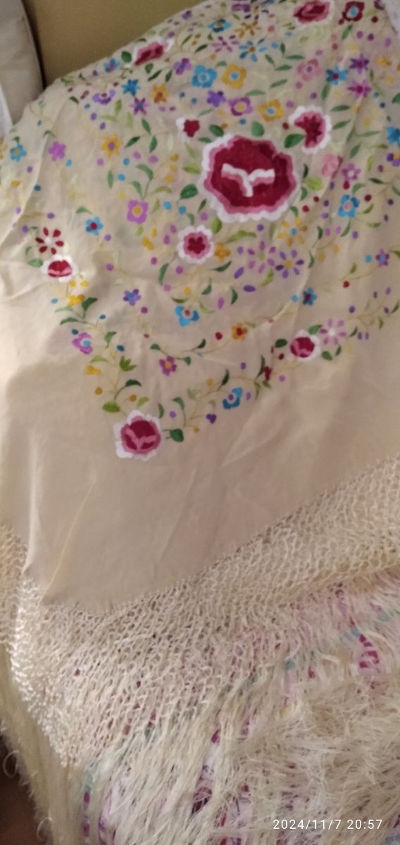 Mantón seda bordado