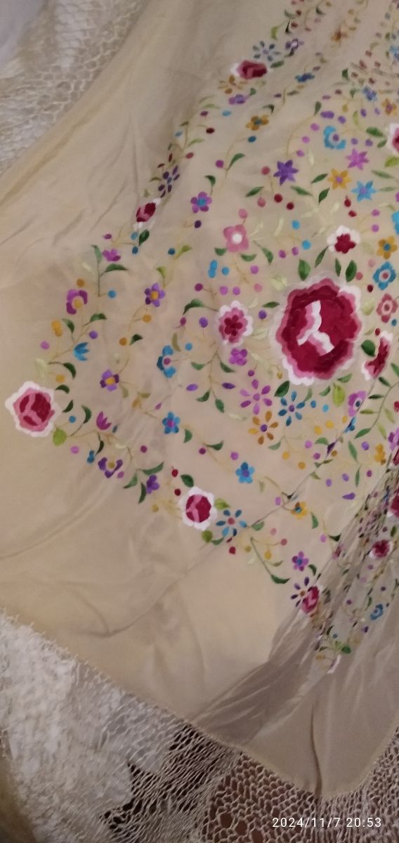 Mantón seda bordado