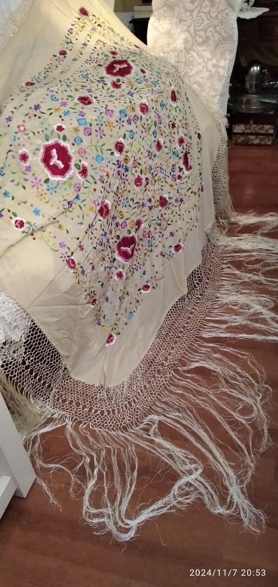 Mantón seda bordado