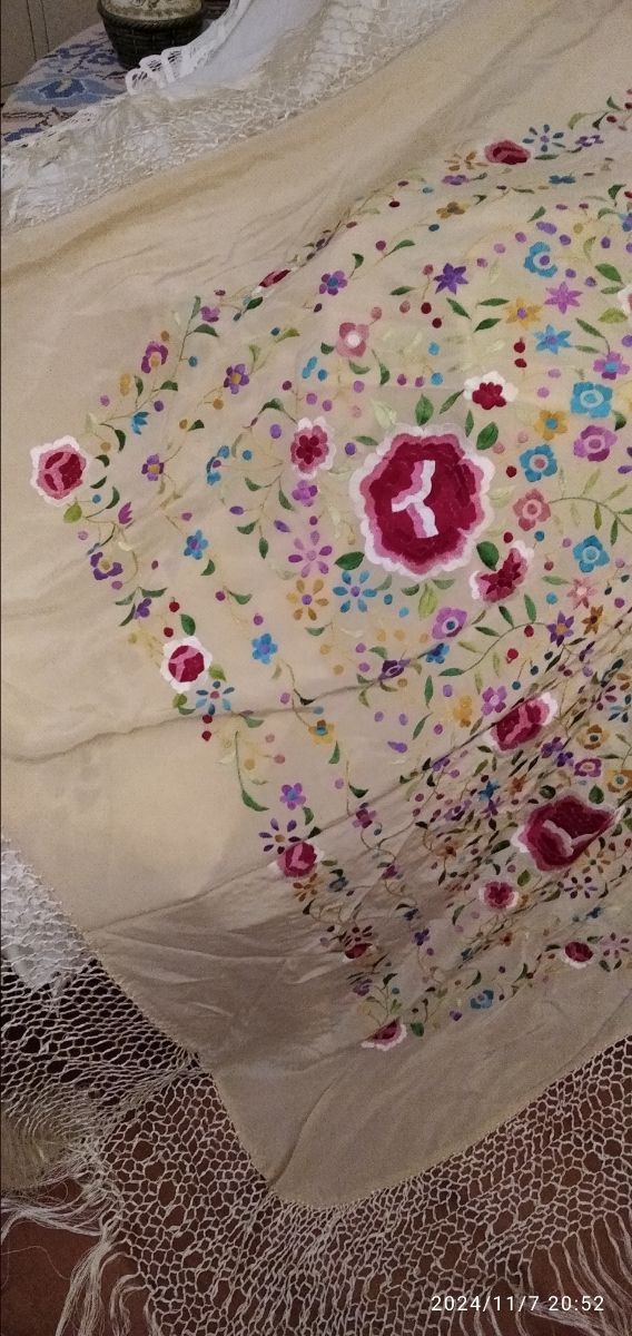 Mantón seda bordado
