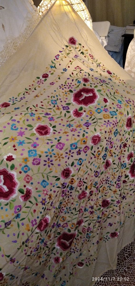 Mantón seda bordado