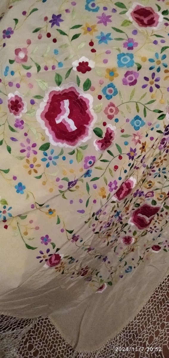 Mantón seda bordado