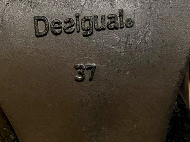 BOTAS DE PIEL DESIGUAL