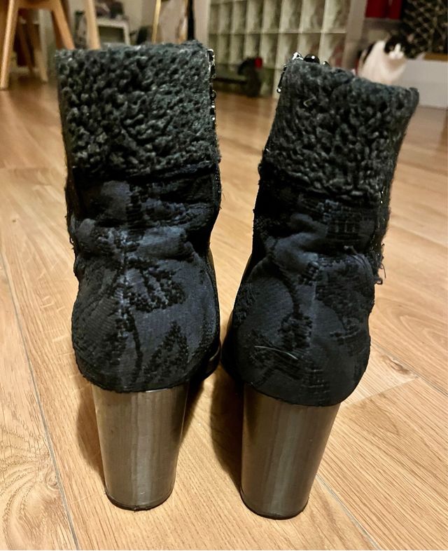 BOTAS DE PIEL DESIGUAL