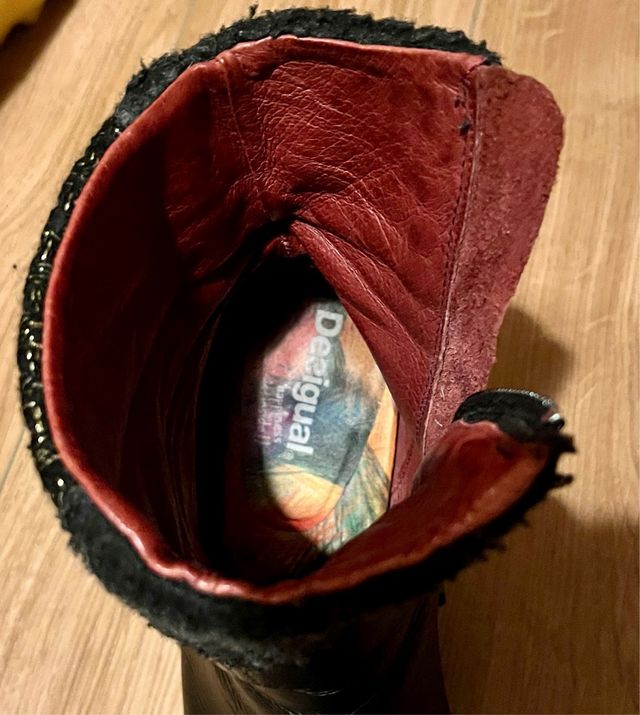 BOTAS DE PIEL DESIGUAL