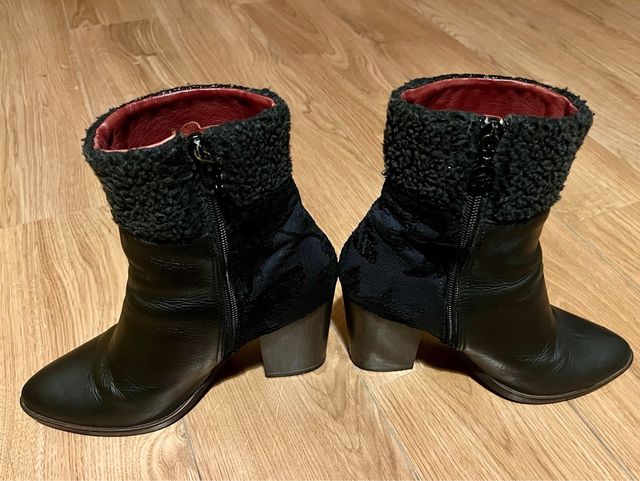 BOTAS DE PIEL DESIGUAL