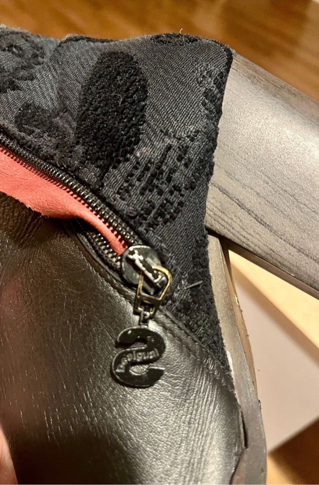 BOTAS DE PIEL DESIGUAL