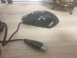 Vendo raton gamer con alfombrilla.