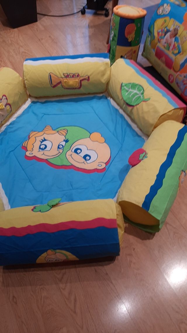 Manta de actividades con rulo sonoro.