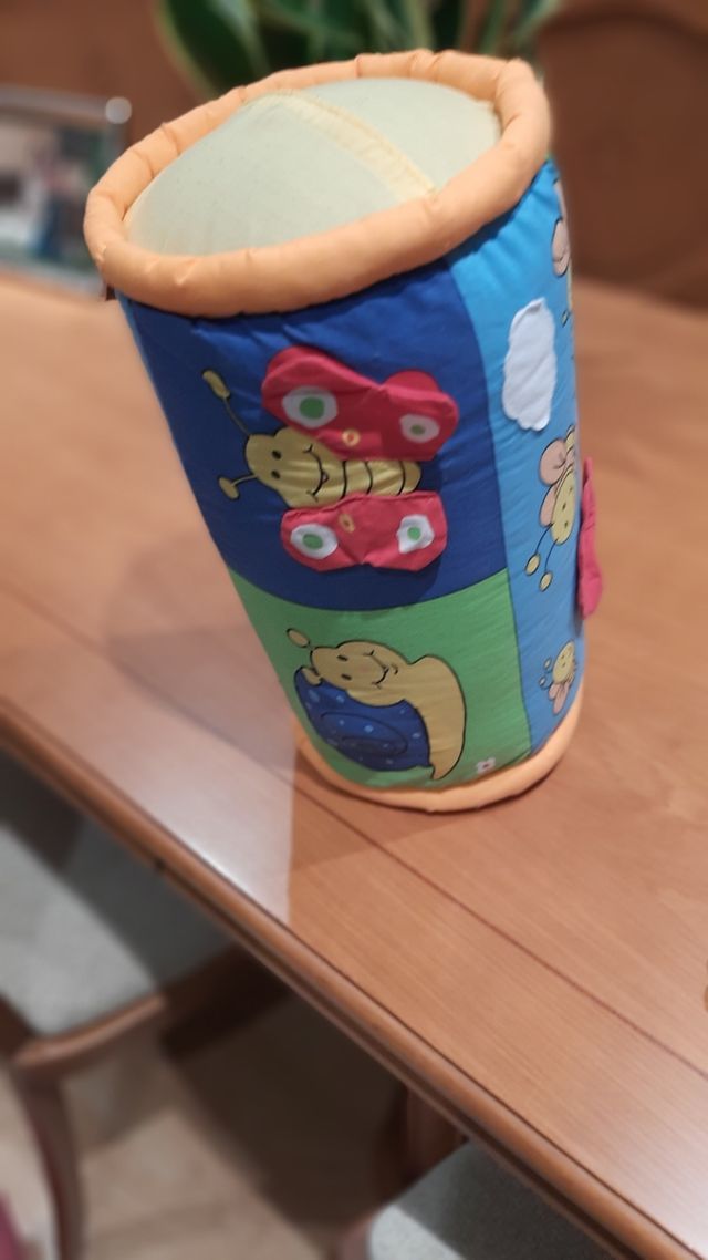 Manta de actividades con rulo sonoro.