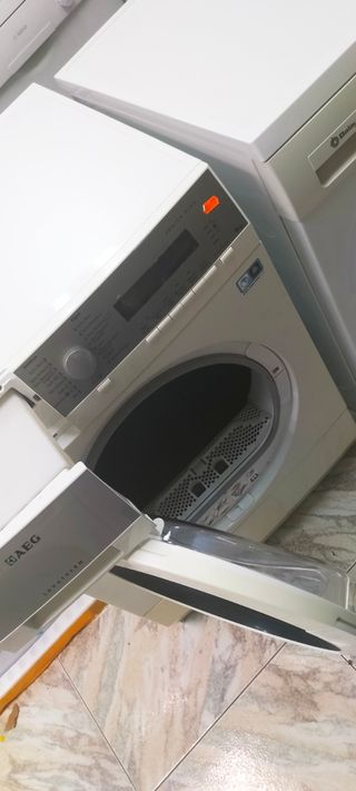 Secadora AEG 9kg DE CONDENSACION CON BOMBA 