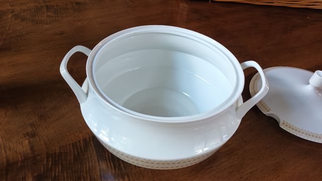 Sopera y 2 fuentes Santa Clara.