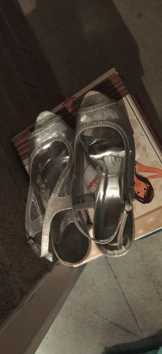 Zapatos elegantes plata y transparente