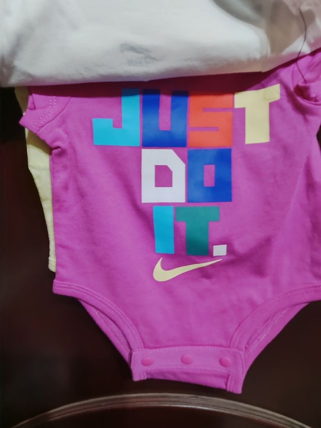 Nike bodies recién nacido