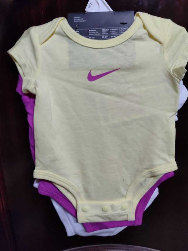 Nike bodies recién nacido