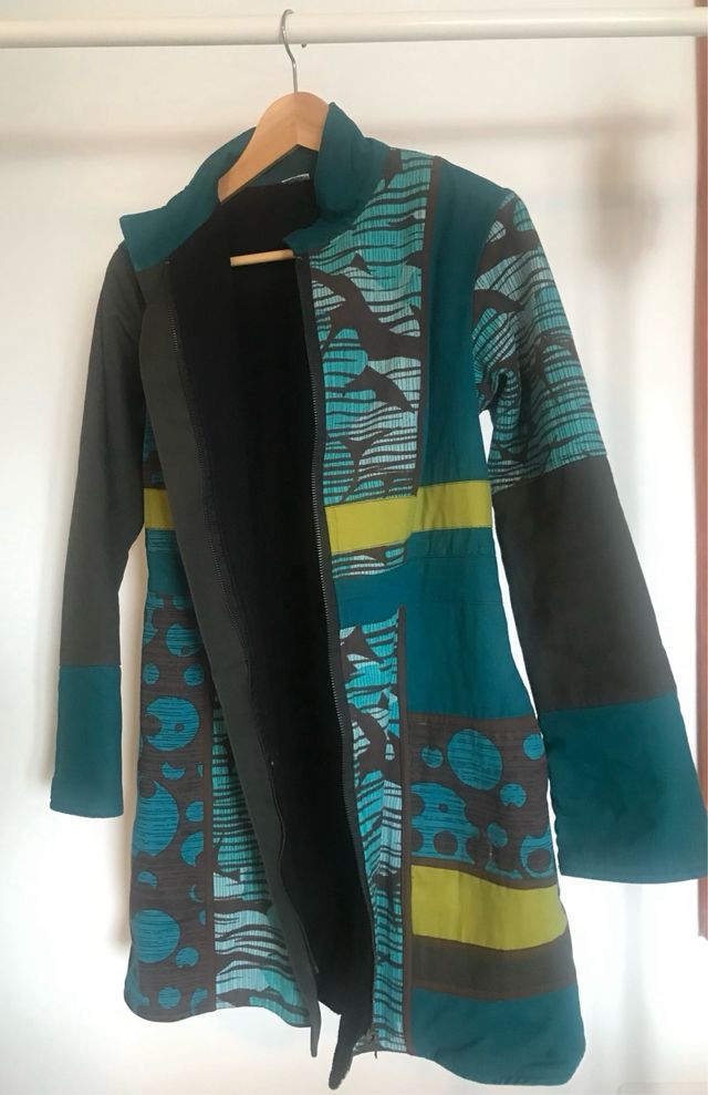 Abrigo con estampado étnico