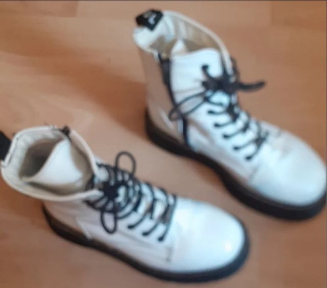 Botas tipo Martins y botas bajas. Usadas