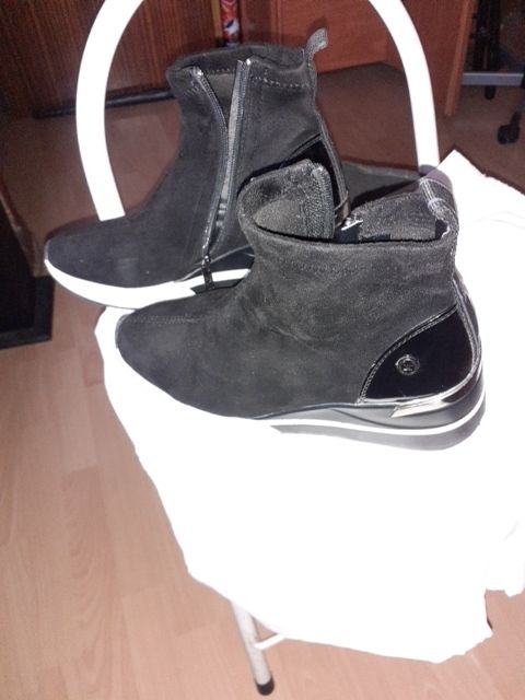 Botas tipo Martins y botas bajas. Usadas