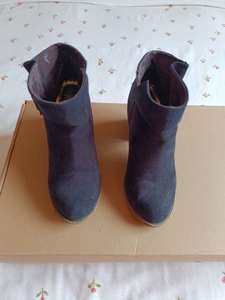 Stivaletti neri firmati Bershka