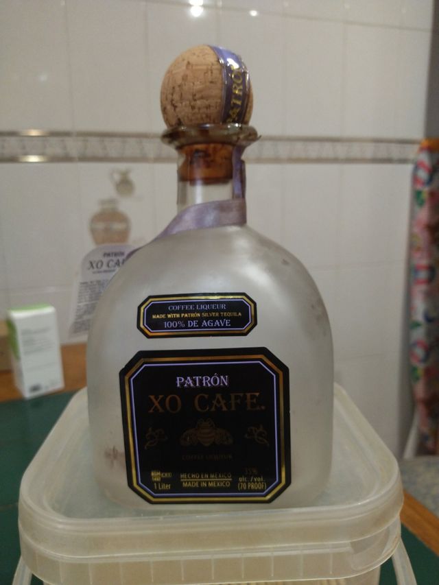 Bottiglia di liquore vuota