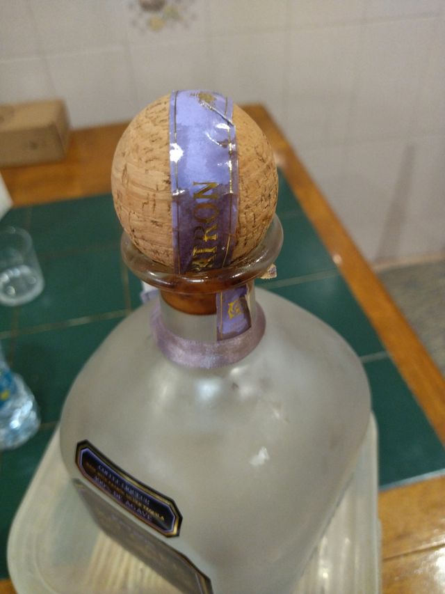 Bottiglia di liquore vuota