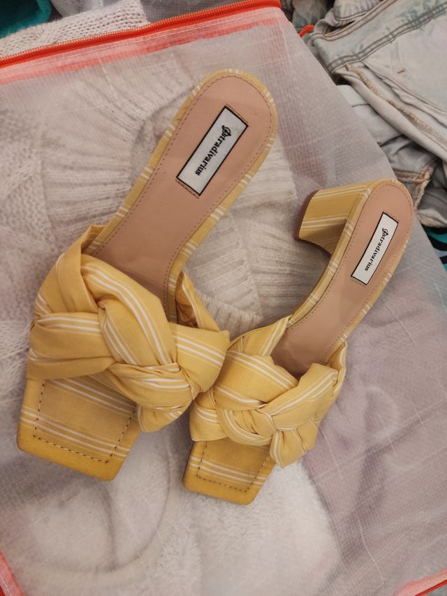 Sandalias amarillas