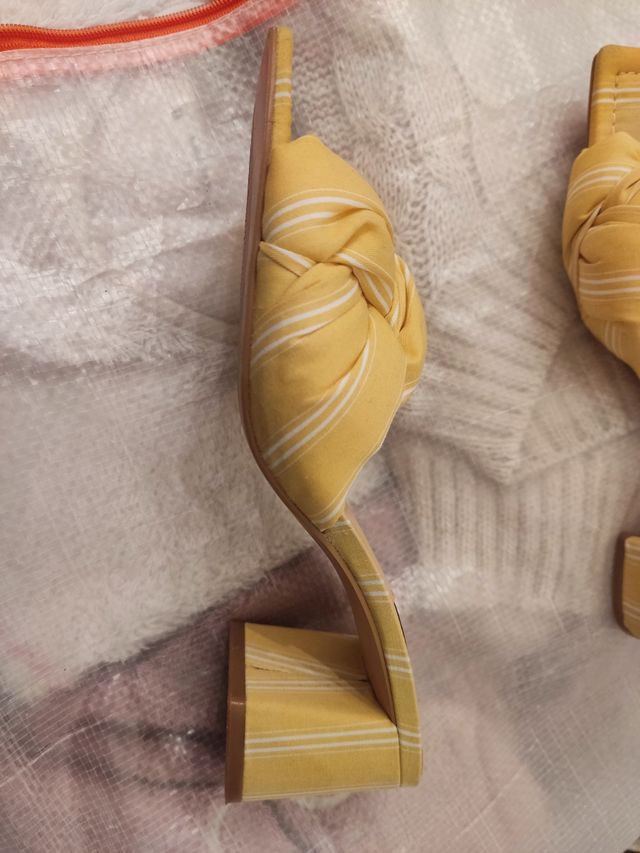 Sandalias amarillas
