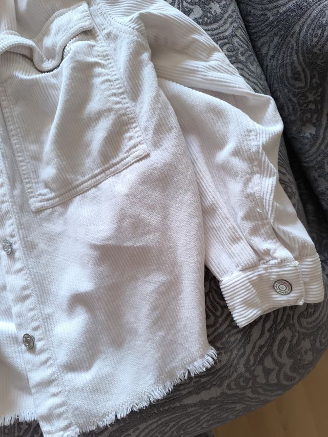 Sobre camisa beige niña zara pana