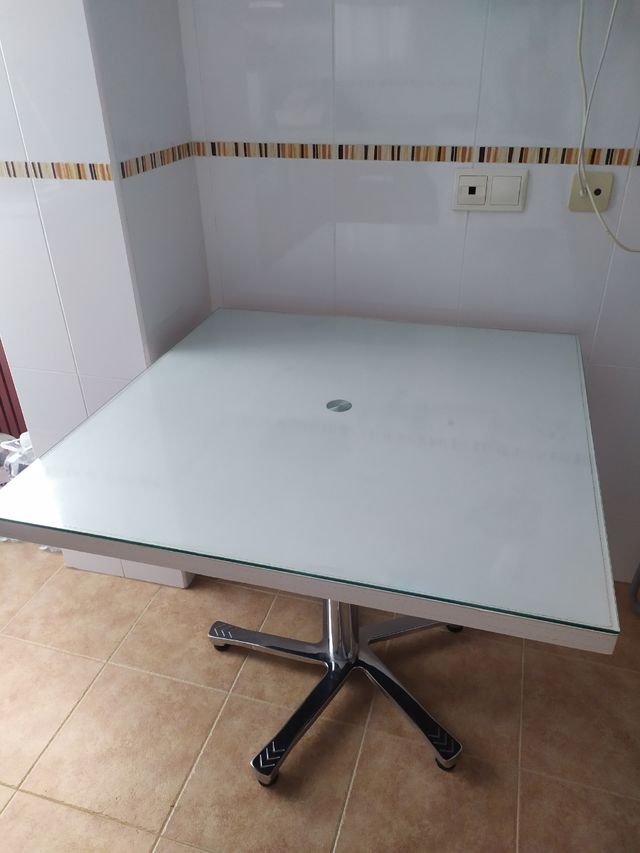 MESA COCINA COMO NUEVA