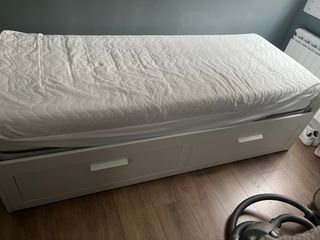 Cama con dos cajones 