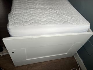 Cama con dos cajones 