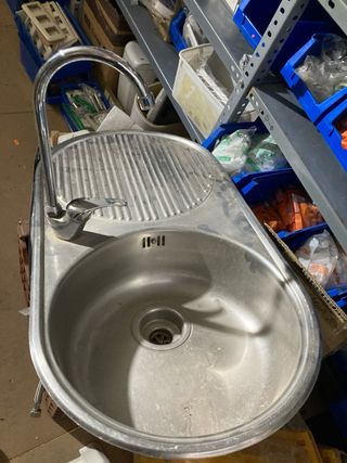 Fregadera con grifo